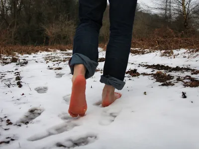 Ходить босиком по снегу